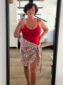 Zsazsa, 65 �ves t�rskeres� n�, Budapest