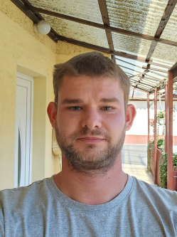 Adam, 35 �ves t�rskeres� f�rfi, �cs