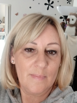 Ilona, 52 �ves t�rskeres� n�, Gy�l