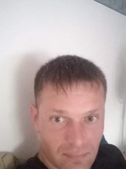Laci, 39 �ves t�rskeres� f�rfi, Fegyvernek