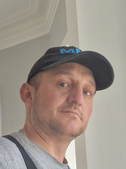 Zoli, 43 �ves t�rskeres� f�rfi, Edel�ny