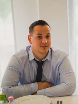 Simon, 32 �ves t�rskeres� f�rfi, Poroszl�