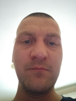 Peti, 39 �ves t�rskeres� f�rfi, Mak�