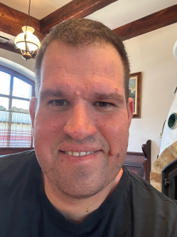 Zoli, 39 �ves t�rskeres� f�rfi, Deszk