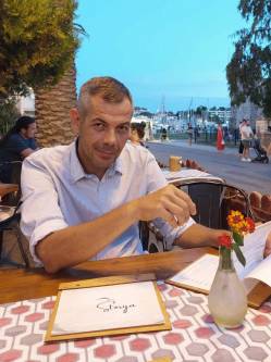 P�ter, 50 �ves t�rskeres� f�rfi, �csa
