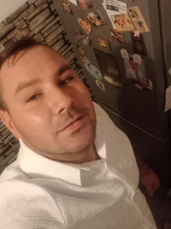 M�t�, 25 �ves t�rskeres� f�rfi, Mez�hegyes