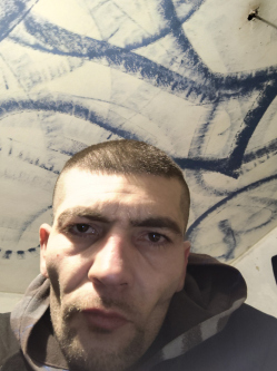 G�bor, 34 �ves t�rskeres� f�rfi, Gy�ngy�s