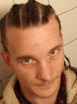 Mih�ly, 35 �ves t�rskeres� f�rfi, Koronc�