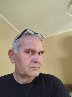 Ill�s, 56 �ves t�rskeres� f�rfi, Hern�dn�meti