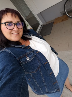 X�nia, 49 �ves t�rskeres� n�, Kimle