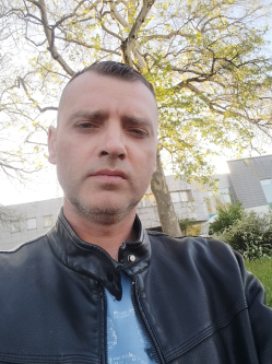 B�la, 41 �ves t�rskeres� f�rfi, Kisv�rda