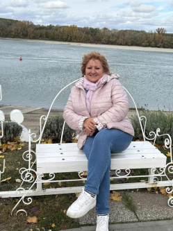 Gy�ngyi, 60 �ves t�rskeres� n�, Oroszl�ny