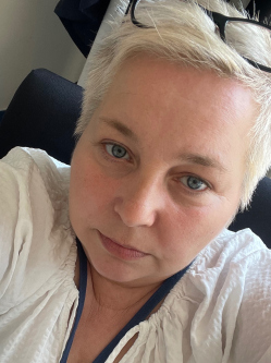 Adrienn, 48 �ves t�rskeres� n�, K�rmend