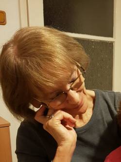 Olivia, 75 �ves t�rskeres� n�, Budapest