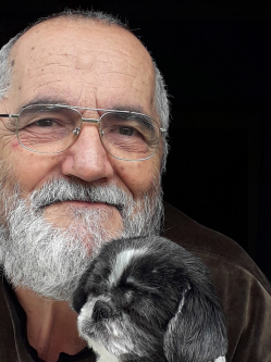 L�szl�, 76 �ves t�rskeres� f�rfi, K�bekh�za