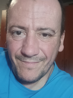 J�nos, 45 �ves t�rskeres� f�rfi, Gy�l