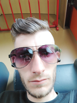 Andr�s, 28 �ves t�rskeres� f�rfi, Budapest