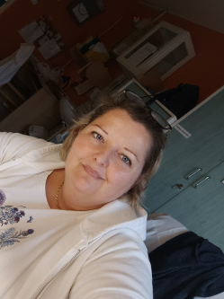 Heni, 44 �ves t�rskeres� n�, Moh�cs
