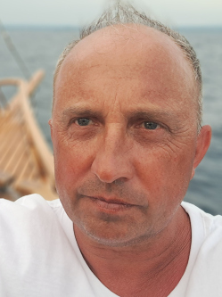 Sanka, 53 �ves t�rskeres� f�rfi, Als�n�medi