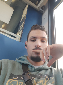 Levente, 26 �ves t�rskeres� f�rfi, S�regres