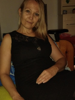 Adrienn, 49 �ves t�rskeres� n�, Gy�r