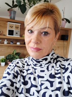 Gy�ngyi, 64 �ves t�rskeres� n�, Salzburg