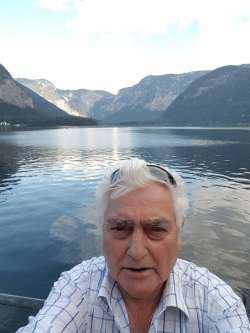 J�nos, 84 �ves t�rskeres� f�rfi, Mez�t�r
