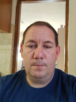 Szil�rd, 43 �ves t�rskeres� f�rfi, S�rv�r