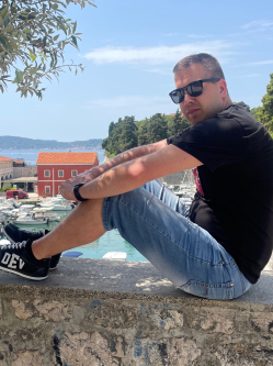Vince, 37 �ves t�rskeres� f�rfi, Kaj�rp�c