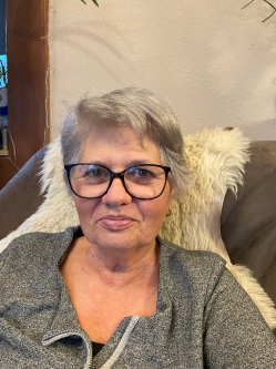 Lilla, 67 �ves t�rskeres� n�, �rd