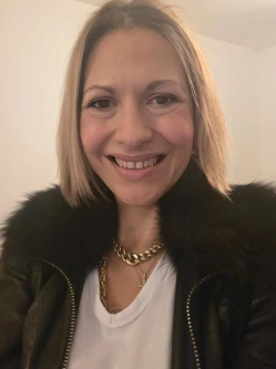 Petra, 52 �ves t�rskeres� n�, Gy�r