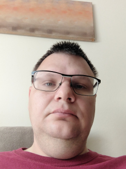 Gy�z�, 46 �ves t�rskeres� f�rfi, Agyagosszerg�ny