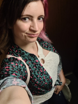Petra, 31 �ves t�rskeres� n�, Vecs�s