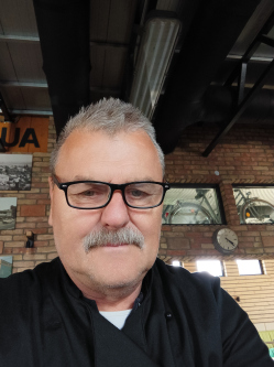 J�zsi, 64 �ves t�rskeres� f�rfi, Bonyh�d