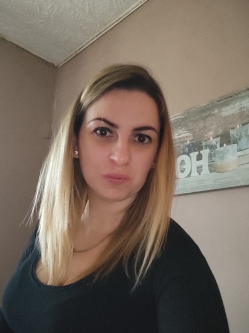 Betti, 32 �ves t�rskeres� n�, V�c