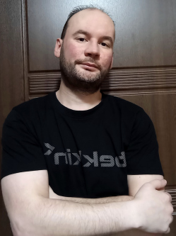 Tibi, 36 �ves t�rskeres� f�rfi, Hajd�b�sz�rm�ny
