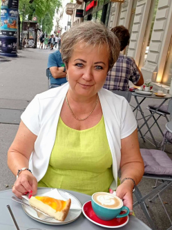 Heni, 60 �ves t�rskeres� n�, Budapest