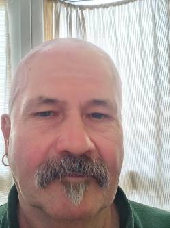 Mihaly, 71 �ves t�rskeres� f�rfi, P�tf�rd�