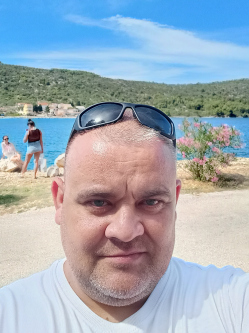 Mih�ly, 49 �ves t�rskeres� f�rfi, B�tonyterenye