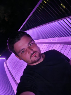 Zoli, 27 �ves t�rskeres� f�rfi, Sz�szv�r
