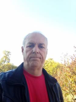 Miki, 70 �ves t�rskeres� f�rfi, Paks