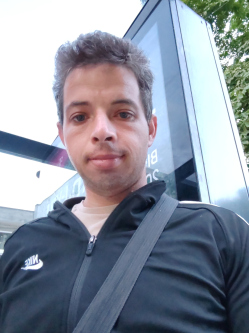 Tibor, 31 �ves t�rskeres� f�rfi, Topon�r