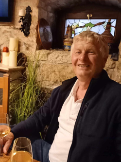 J�zsef, 69 �ves t�rskeres� f�rfi, Kutas