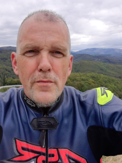 Attila, 49 �ves t�rskeres� f�rfi, Edel�ny