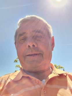 Misi, 70 �ves t�rskeres� f�rfi, T�szeg