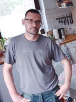 Tomi, 51 �ves t�rskeres� f�rfi, Piliscs�v