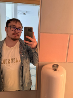 Alex, 26 �ves t�rskeres� f�rfi, �cs
