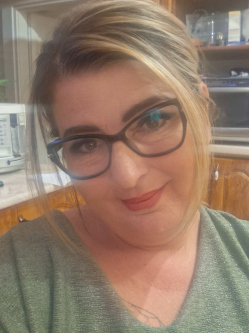 Betti, 45 �ves t�rskeres� n�, P�sp�klad�ny