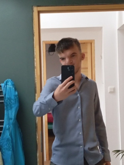 Eliot, 18 �ves t�rskeres� f�rfi, Magl�d