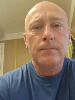 Denes, 46 �ves t�rskeres� f�rfi, Nagyvars�ny